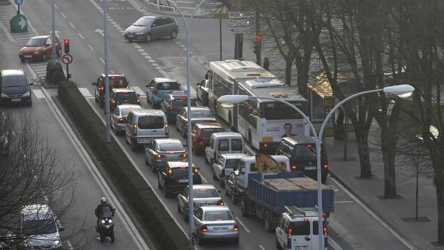 Vista de coches y una villavesa circulando por la avenida Baja Navarra.