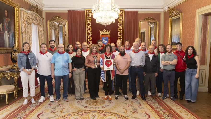 Homenaje a la peña Irrintzi en Pamplona: 75 años de historia ligada al Casco Antiguo
