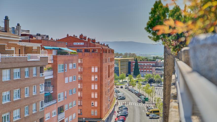 Un ático con gran terraza irrumpe en Mendebaldea como una de las oportunidades más atractivas del mercado en Pamplona