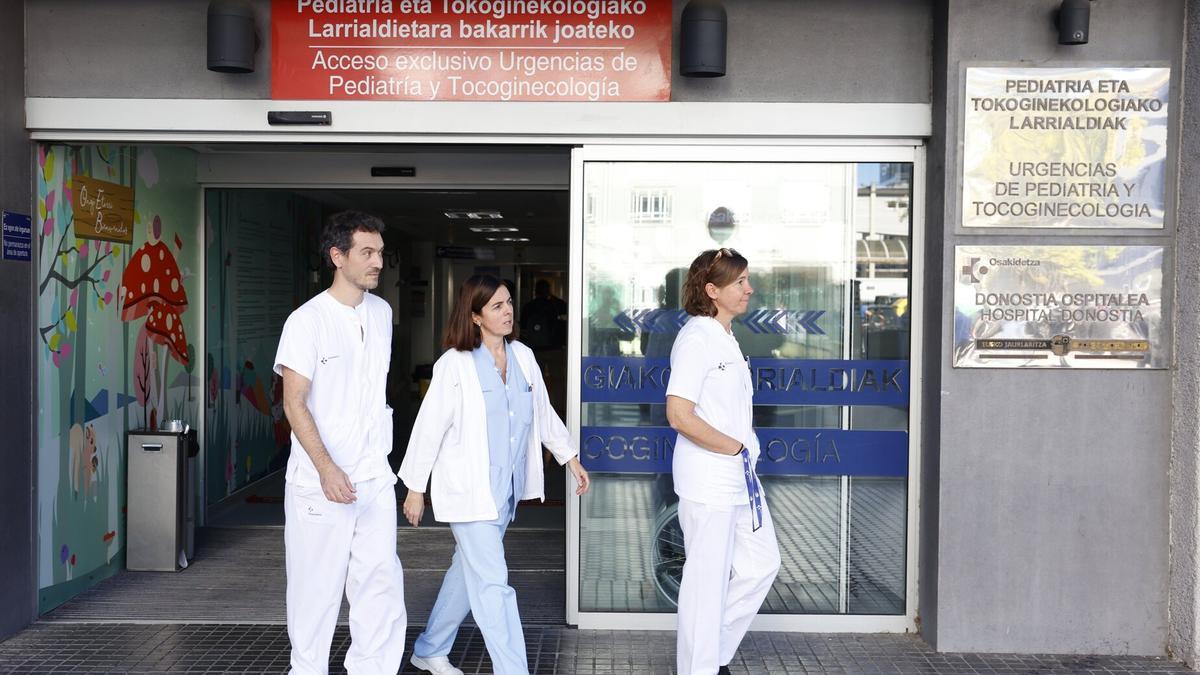 Los profesionales de Pediatría del Hospital Universitario Donostia, Unai Hernández (i), Cristina Calvo (d), y Estibaliz Arguelles (c), realizan unas declaraciones este martes para informar del estado de los cinco menores de Gaza que están recibiendo asistencia sanitaria en Osakidetza Los profesionales de Pediatría del Hospital Universitario Donostia, Unai Hernández (i), Cristina Calvo (d), y Estibaliz Arguelles (c), realizan unas declaraciones este martes para informar del estado de los cinco menores de Gaza que están recibiendo asistencia sanitaria en Osakidetza