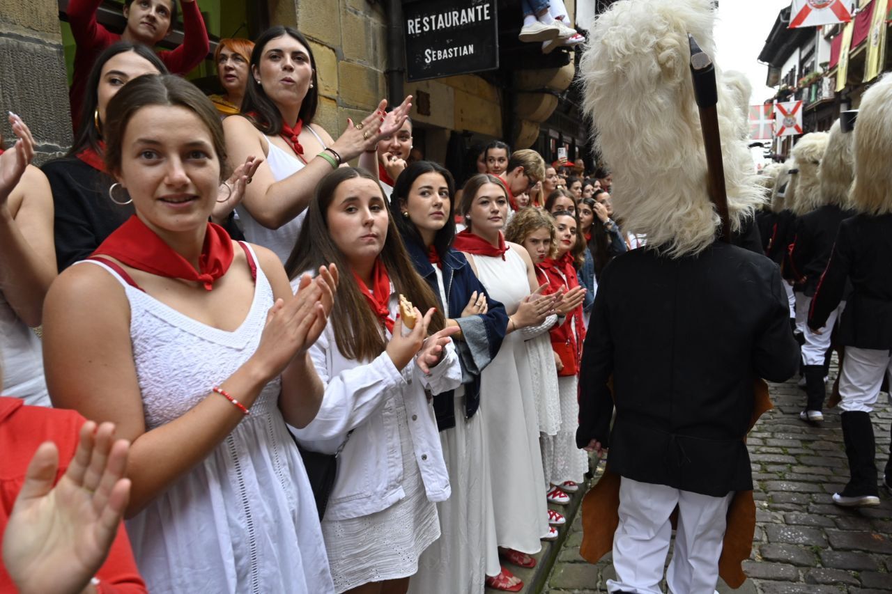El Alarde desfila por las calles de Hondarribia