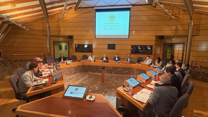 Un momento de la Comisión de Transportes en las Juntas Generales de Bizkaia en la que se ha abordado el estado actual de la Variante de Ermua.