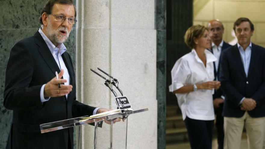 El presidente del Gobierno en funciones, Mariano Rajoy (i), acompañado por la secretaria general del PP, María Dolores de Cospedal (c) y el portavoz del PP en el Congreso, Rafael Hernando (d), durante la rueda de prensa que ha ofrecido tras su reunión con