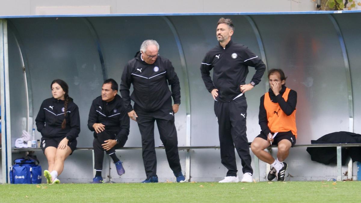El técnico del Alavés B Molo Casas, con los brazos en jarra durante un encuentro de este curso.
