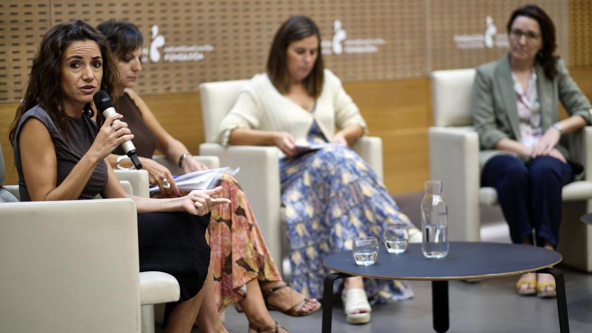 Elisa Arbizu, coordinadora del proyecto Magna, hoy en Civican con el resto de ponentes.