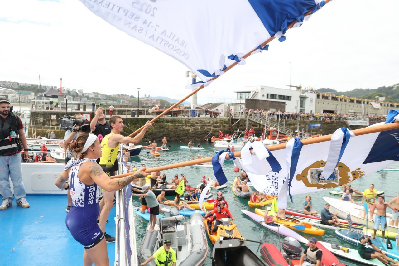 Donostia Arraun Lagunak y Orio celebran el triunfo en la Bandera de la Concha