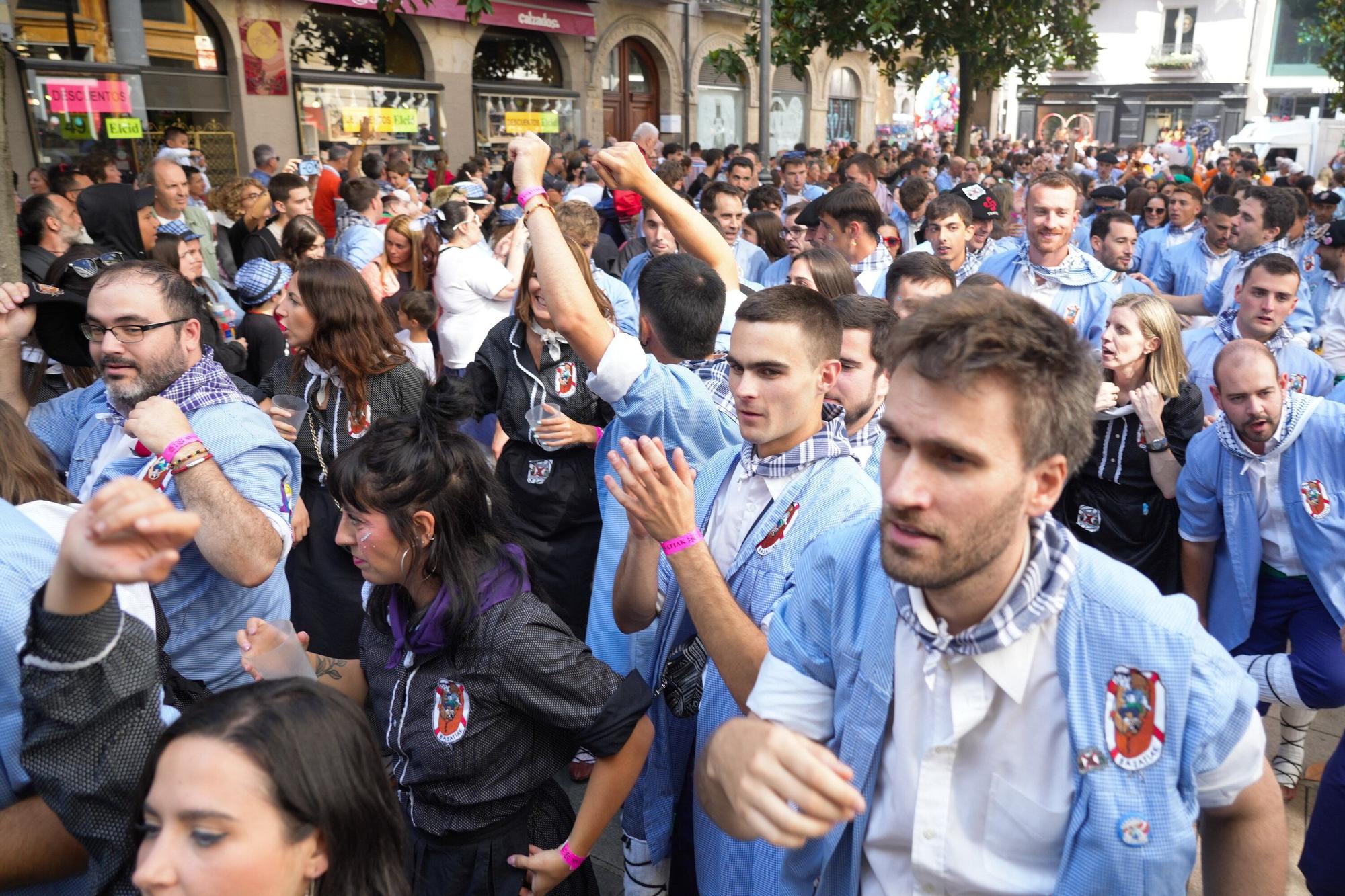 En imágenes: Blusas y neskas desfilan en una kalejira por Santiago