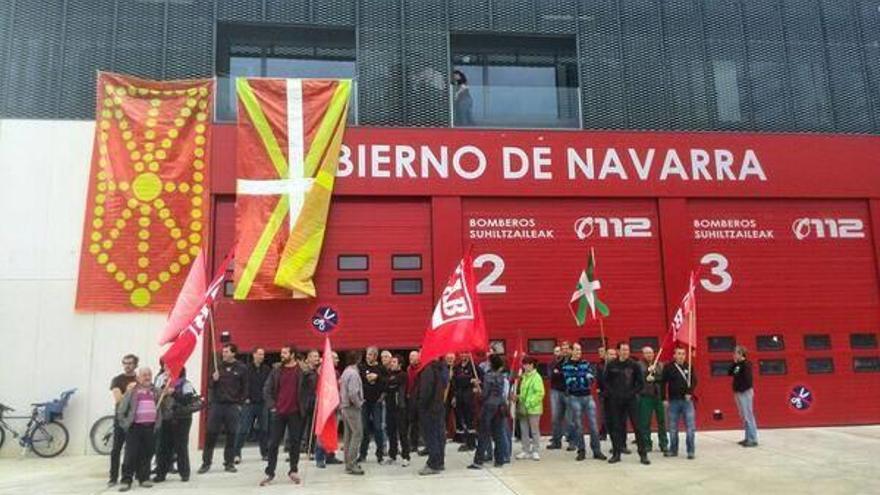 LAB cuelga una ikurriña en Parque de Bomberos Pamplona en solidaridad con los dos bomberos imputados.