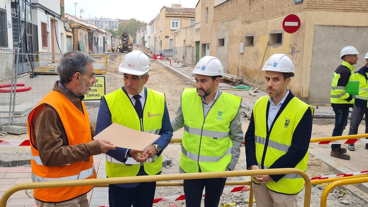 Consejero, director general y concejal de Urbanismo escuchan las explicaciones.