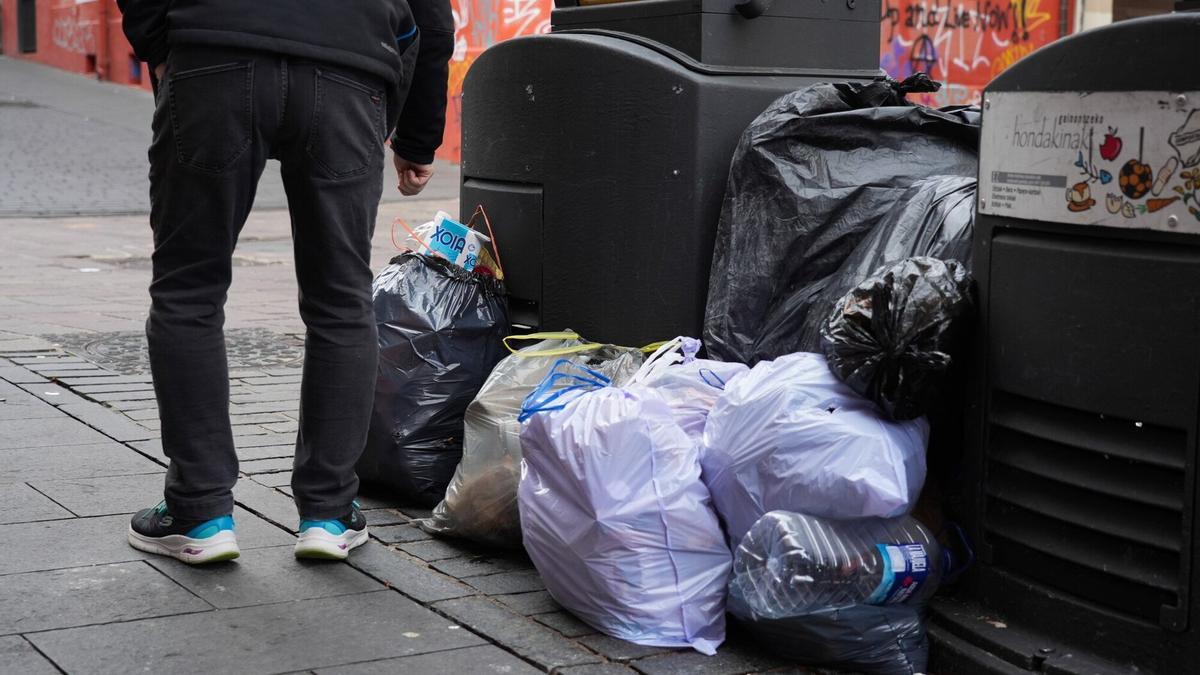 Bolsas de basuras junto a los buzones de recogida neumática de basuras en Vitoria.