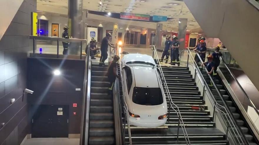 Roba un coche y lo empotra en una escalera de un intercambiador de Madrid