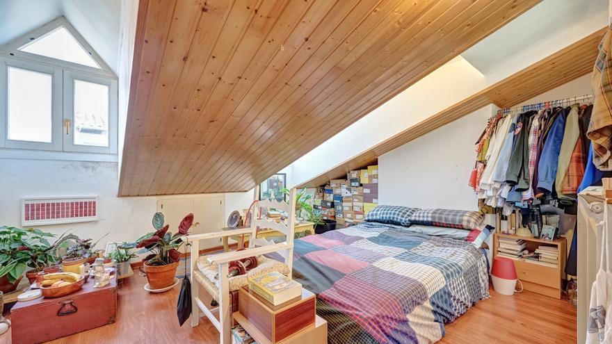 Un ático tríplex con alma en plena calle San Nicolás: vivir el Casco Viejo desde dentro