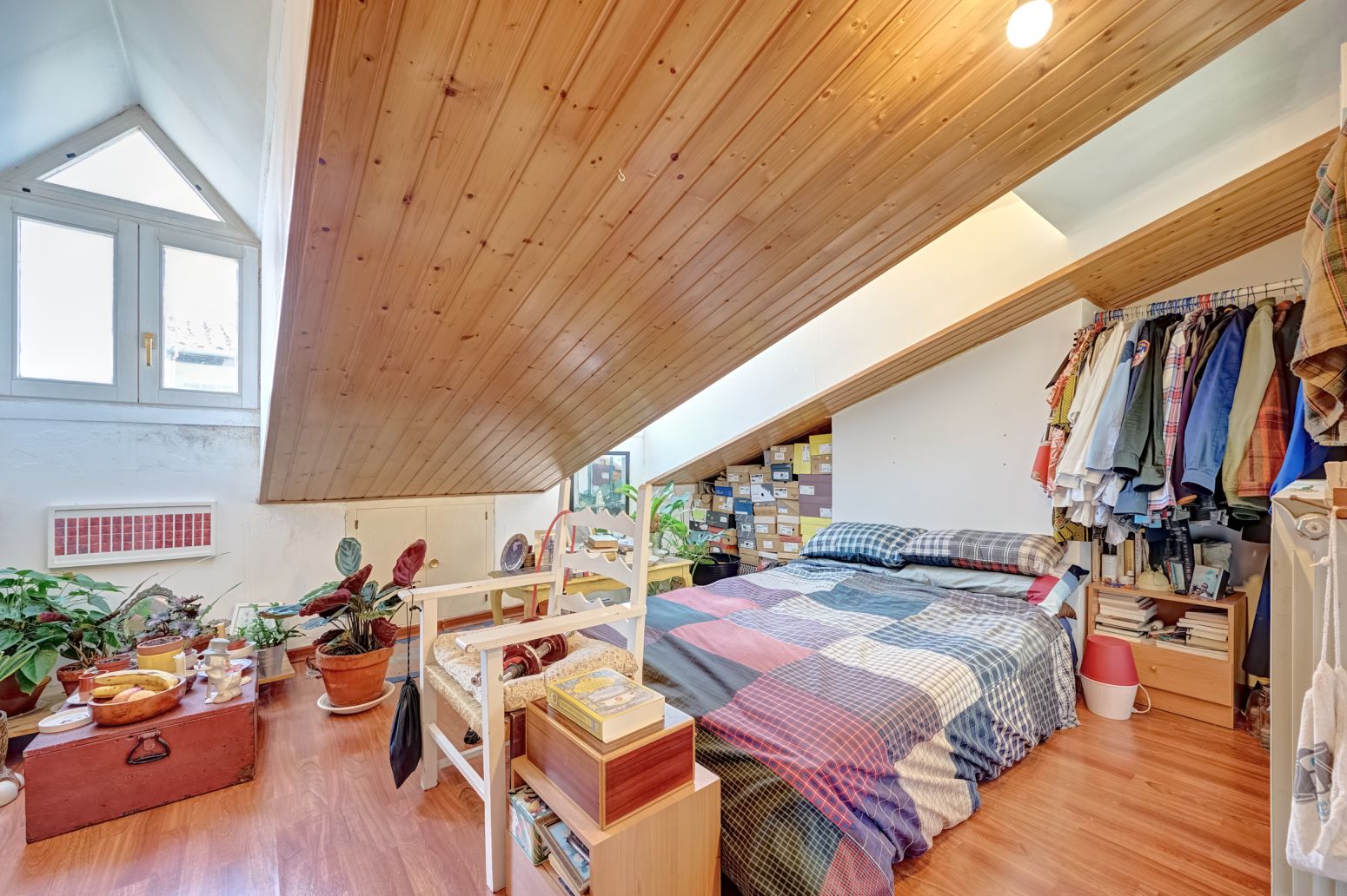 Un ático tríplex con alma en plena calle San Nicolás: vivir el Casco Viejo desde dentro