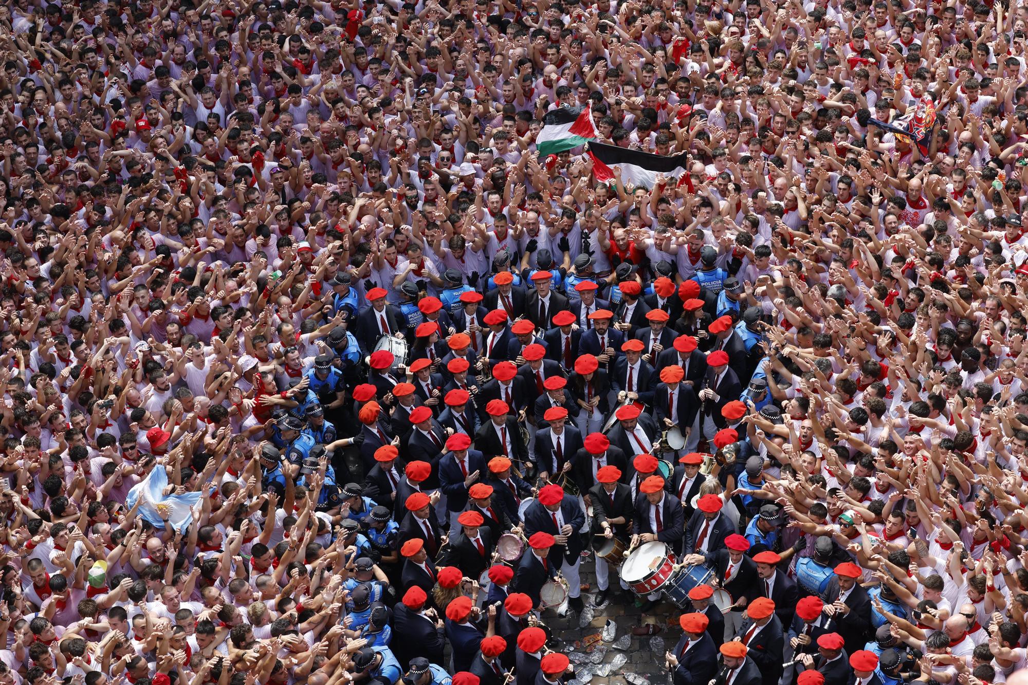 Fotos del  Chupinazo de San Fermín 2025 en Pamplona: ¡La fiesta más internacional se enciende con un grito solidario por Palestina!