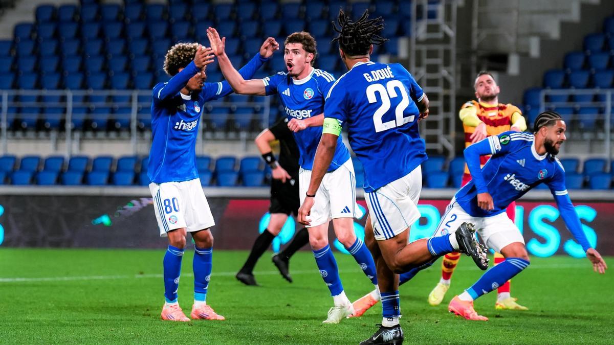 Panichelli celebra su gol de chilena frente al Jagiellonia polaco en la UEFA Conference League.