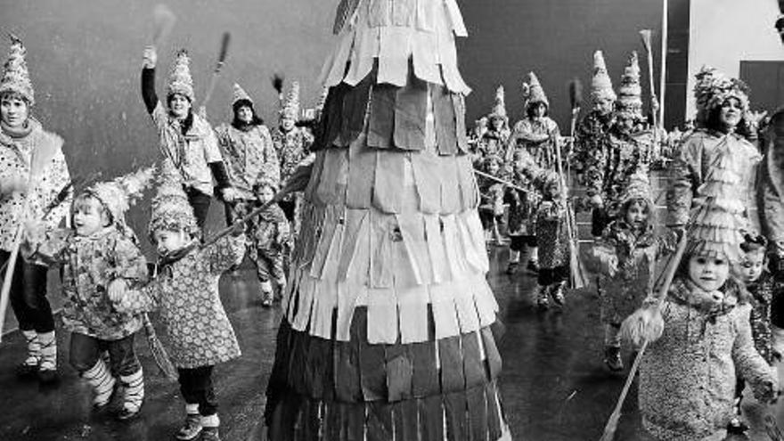 El mal tiempo impide el desfile pero no la alegría del carnaval infantil de Elizondo