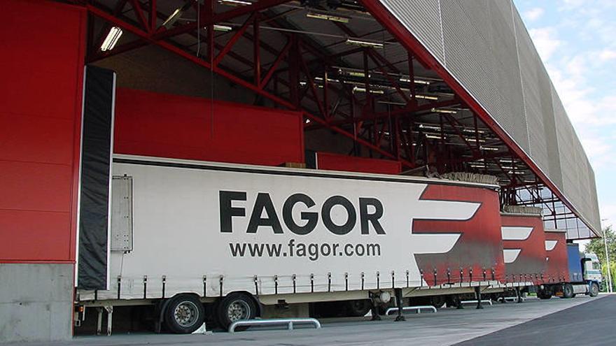 Tráilers de Fagor en un muelle de descarga de la empresa.