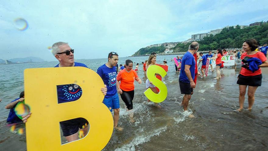 Cientos de personas se suman en Euskadi a la campaña &#039;Busti zaitez&#039;. Foto: J.M.M.