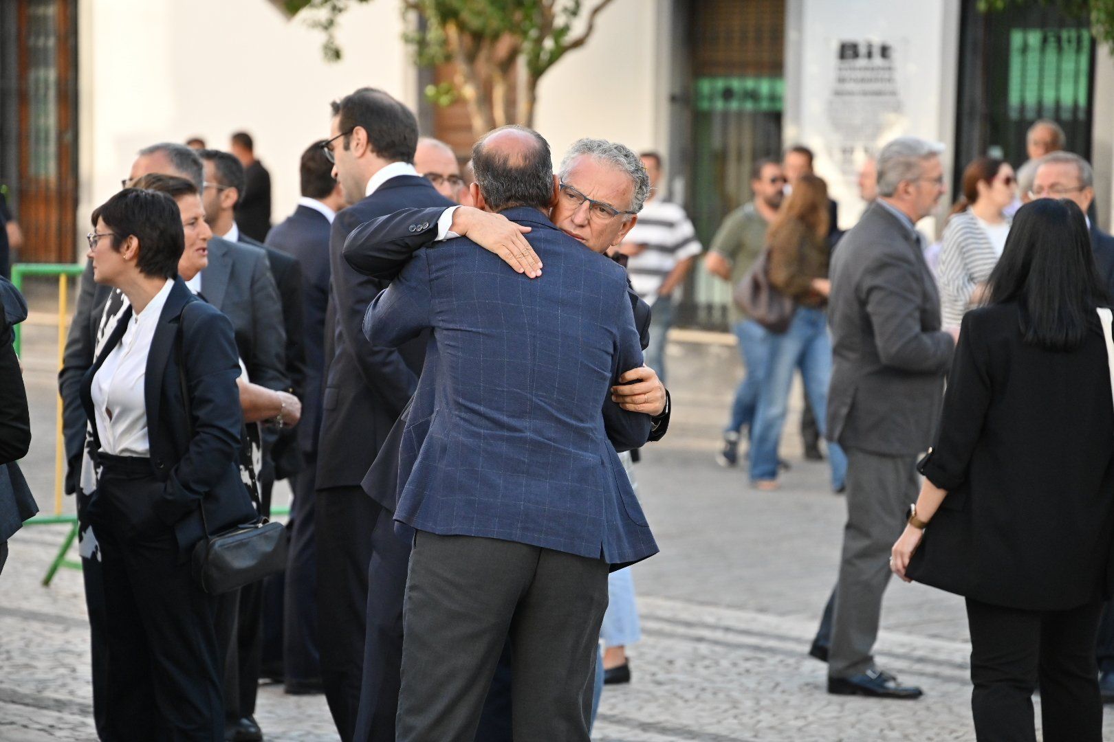 Multitudinaria despedida a Fernández Vara