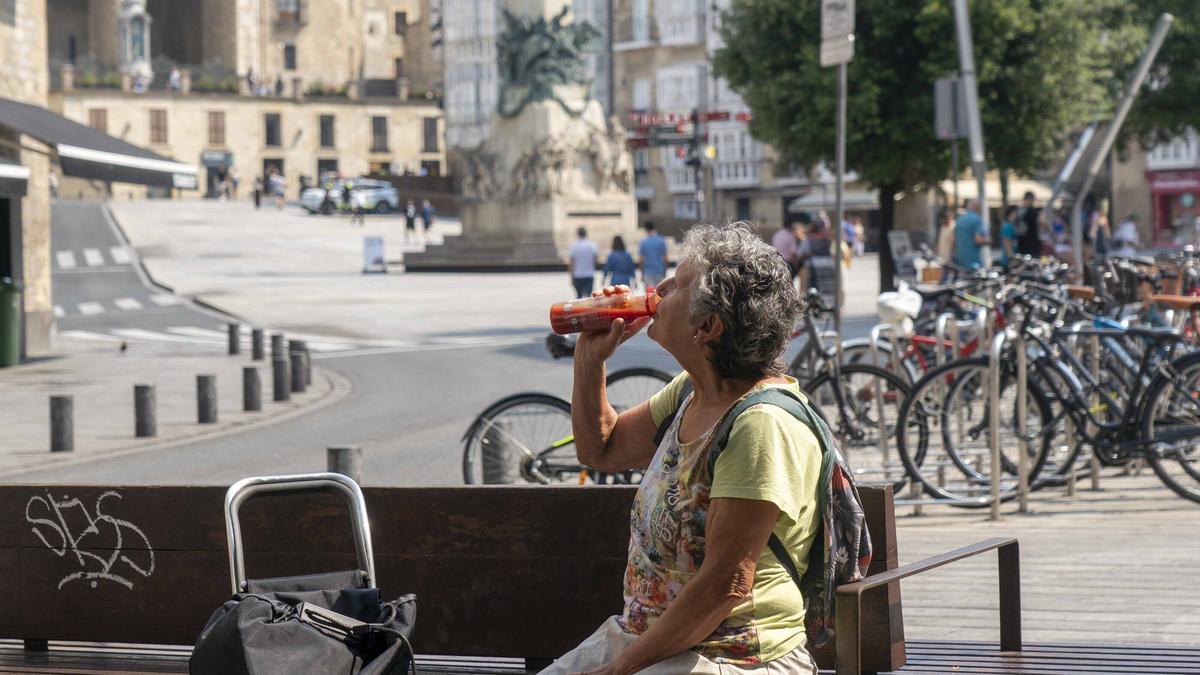 Una persona se refresca en el centro de la capital alavesa