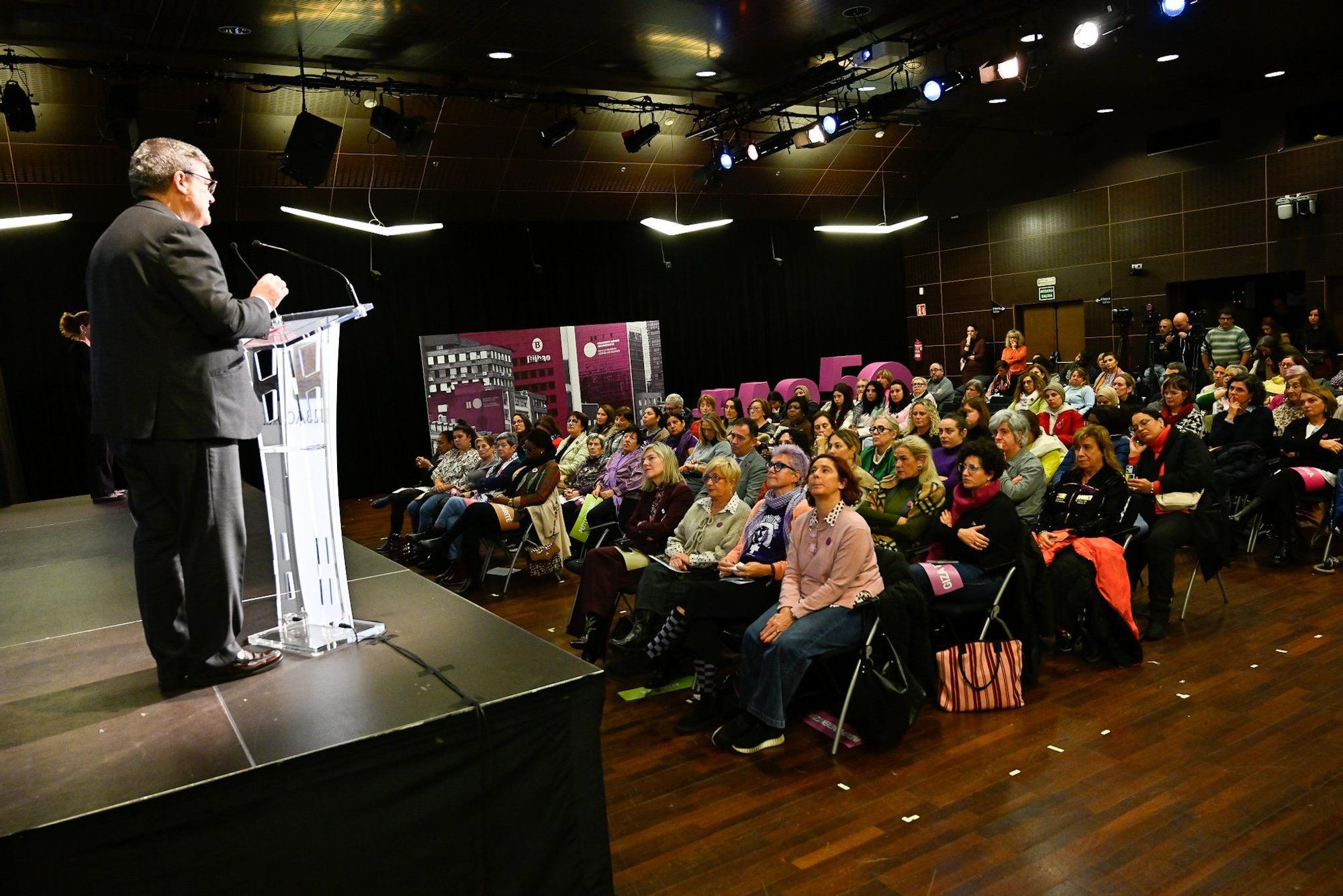 En imágenes: El Ayuntamiento de Bilbao conmemora el 25N con un acto simbólico en el Teatro Campos Elíseos