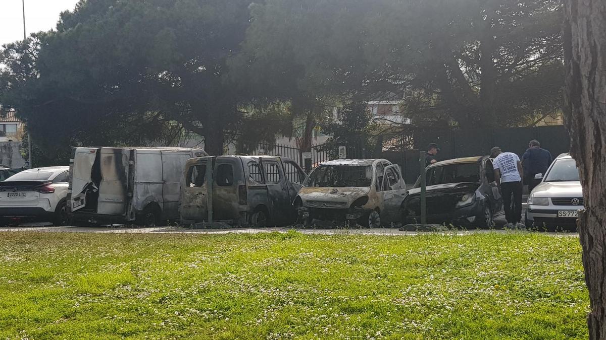 Cuatro vehículos arden en Hondarribia
