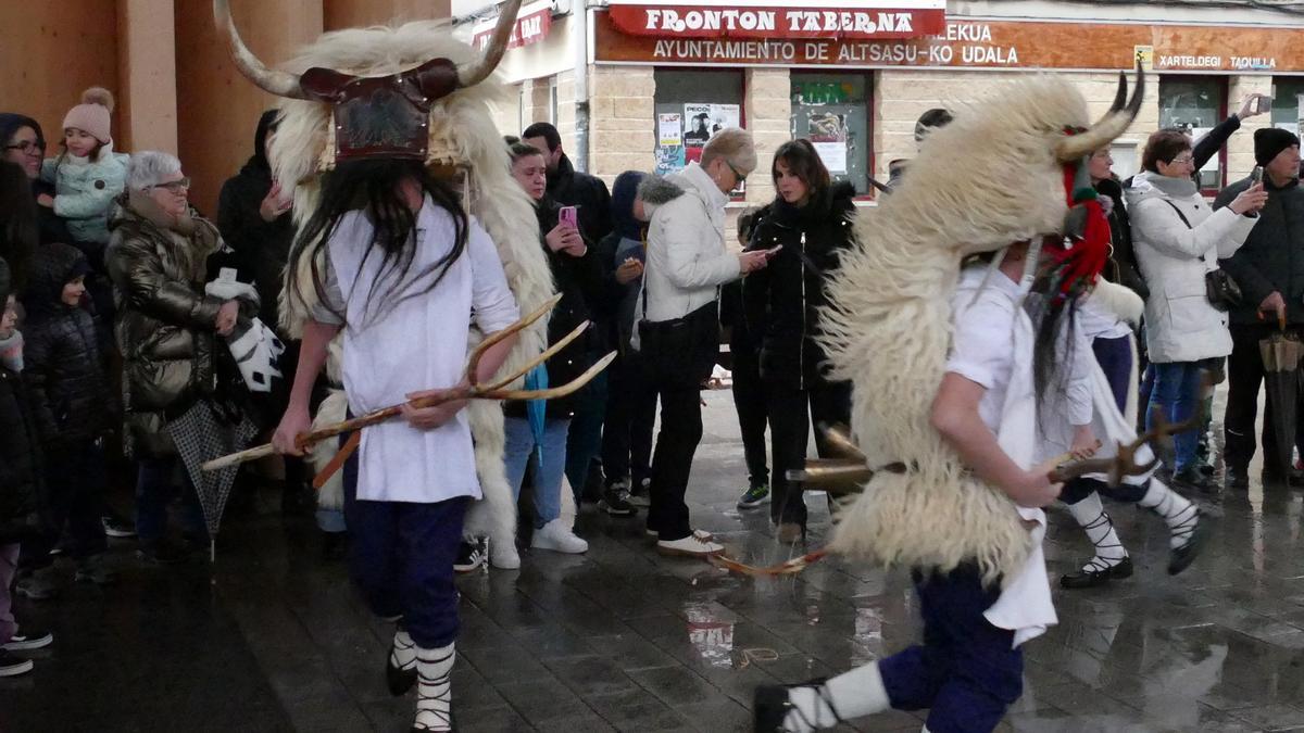 En la inauguración de la exposición no faltó la ‘Momotxorroen dantza'-