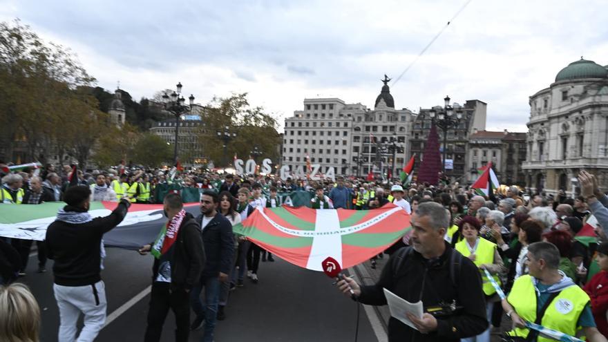 Cientos de personas marchan en la manifestación a favor del pueblo palestino