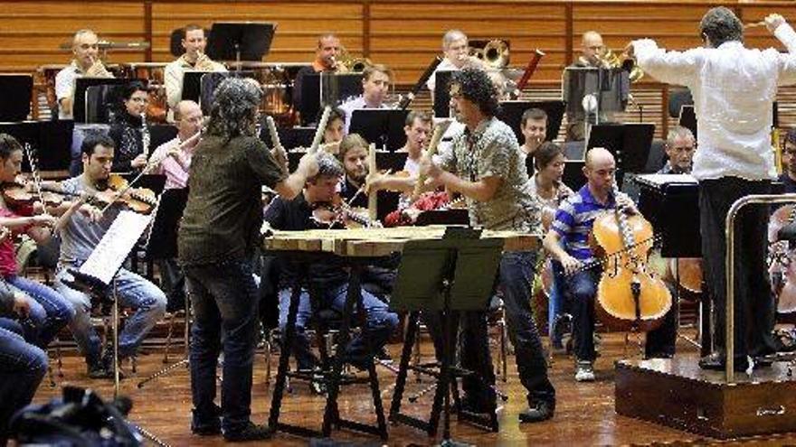Los miembros de Oreka TX, Mikel Ugarte y Harkaitz Martínez de San Vicente, ensayando ayer en la sede de la Sinfónica bajo la batuta de Andrey Boreyko.