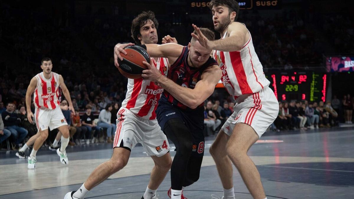 Sedekerskis trata de hacerse un hueco entre Teodosic y Tobey