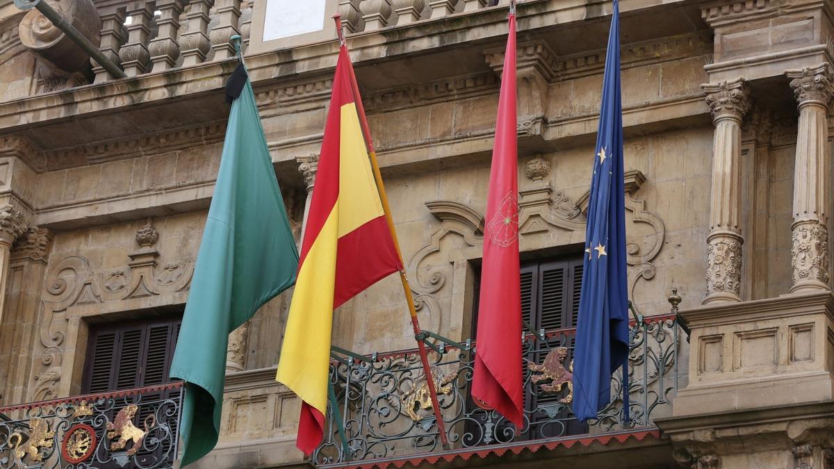 Banderas en el balcón del Ayuntamiento de Pamplona.