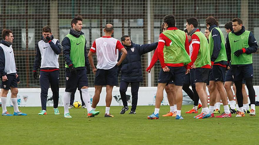 Ernesto Valverde da instrucciones a sus jugadores durante el entrenamiento del pasado sábado.