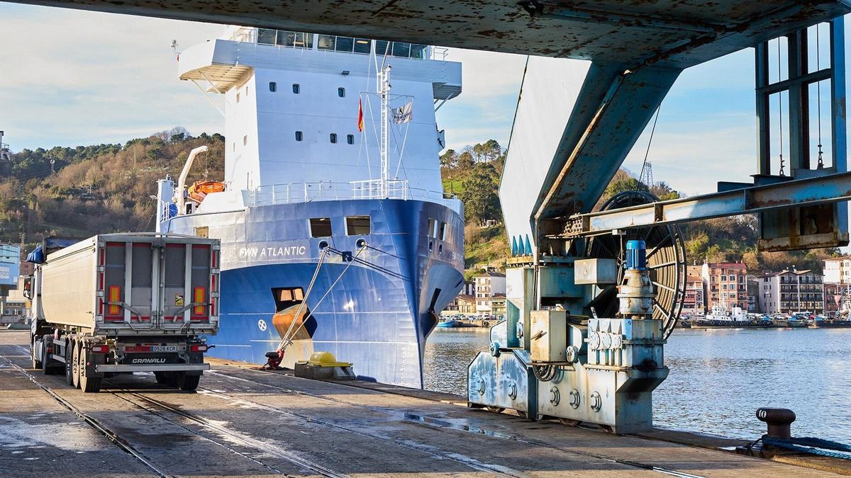 Unos camiones transportan mercancías en el Puerto de Pasaia.