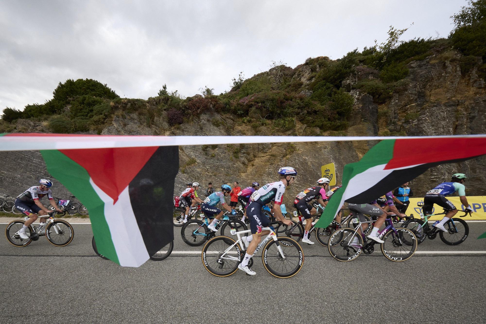 Fotos de la etapa navarra de La Vuelta 25 entre Sendaviva y Larra - Belagua