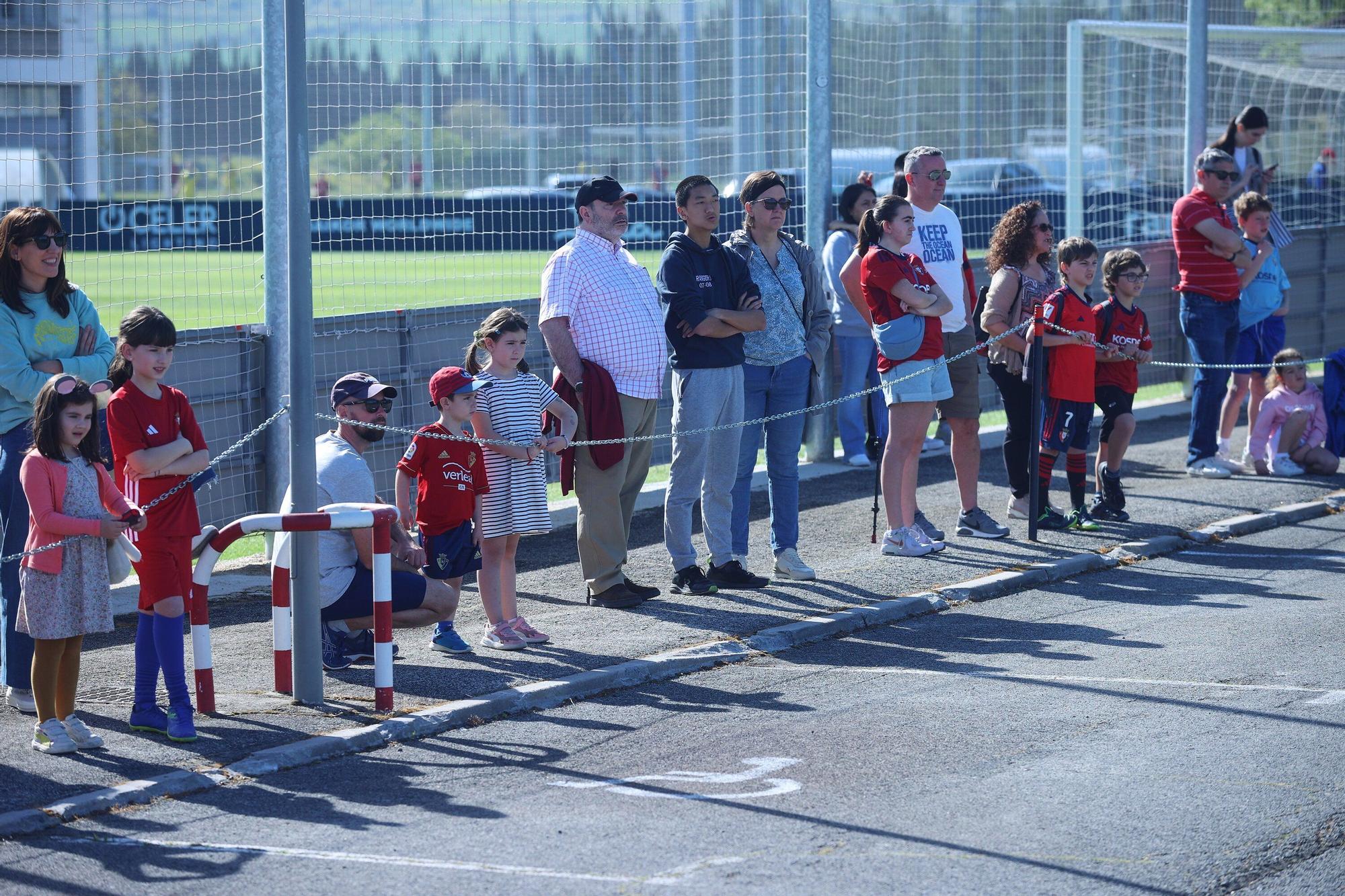 Osasuna se prepara para el Valencia: radiantes sonrisas en una calurosa mañana en Tajonar