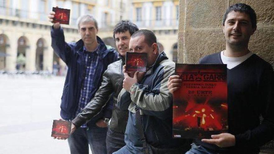 Taldeko kideak &#039;20 urte zuzenean&#039; diskoarekin, atzo Donostian egindako aurkezpenean.