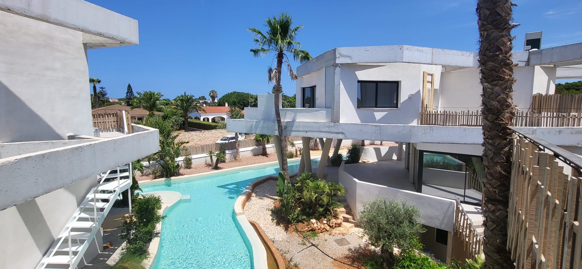 Lo rompedora piscina Mediterranean Sea, diseñada por una constructora donostiarra, para un hotel en Menorca