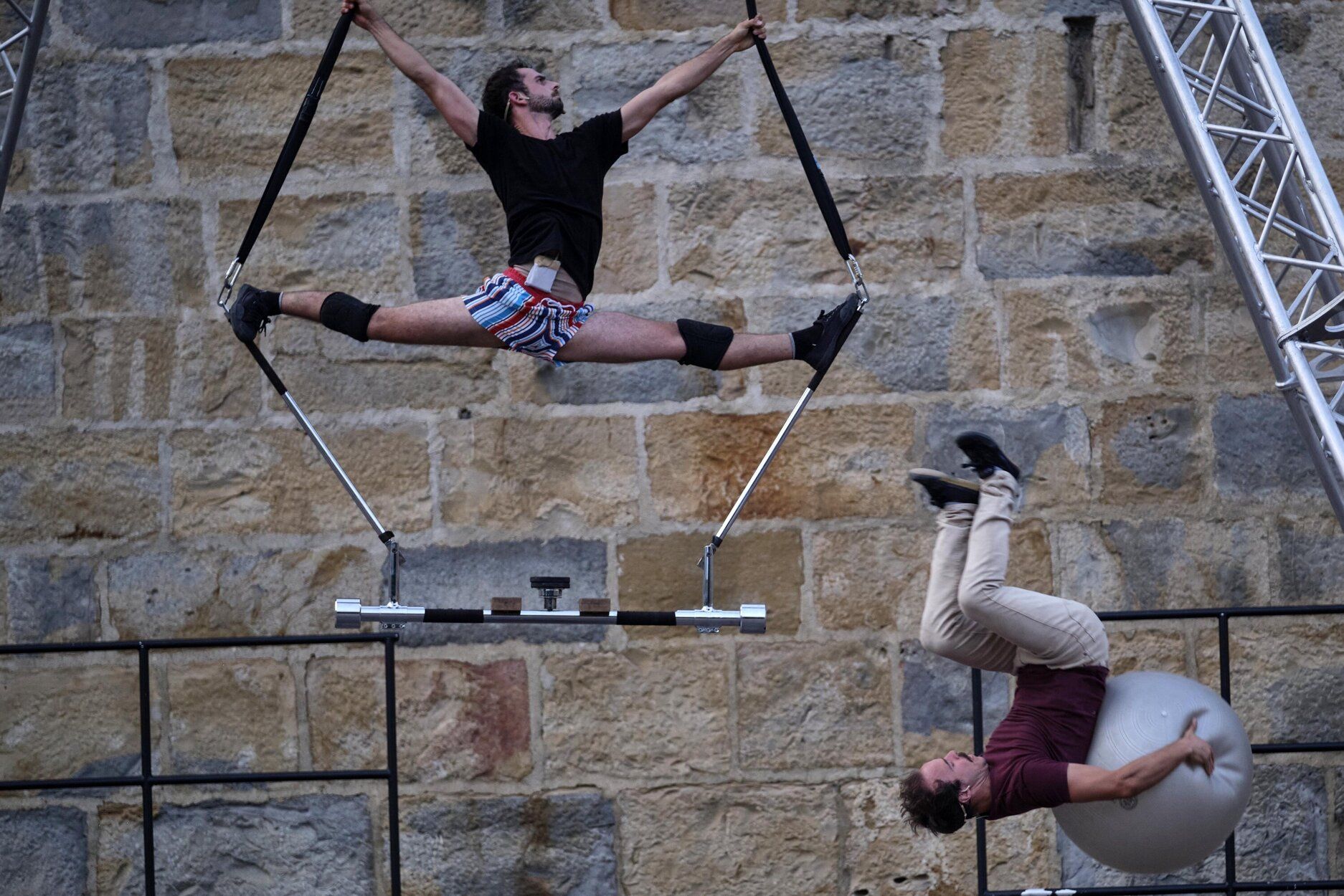 Fotos del espectáculo de circo y acrobacias de la compañía Cia Seon