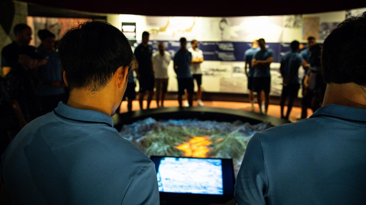 Emotiva visita de la Real Sociedad al Museo de la Bomba Atómica en Nagasaki