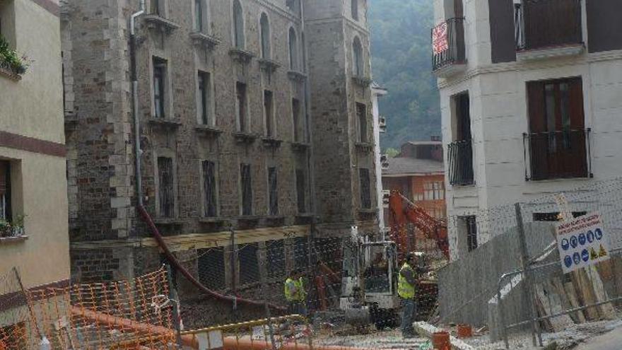 Los operarios trabajan en el nuevo vial de la calle Mitarte, que se abrirá antes de finales de año