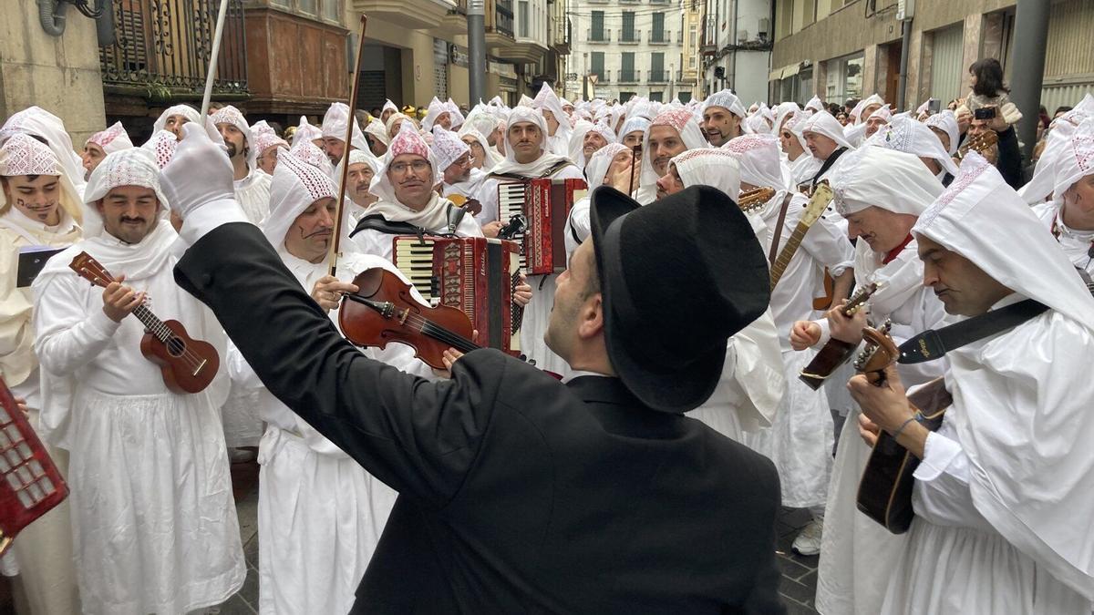 El grupo de atorrak en el Carnaval de Mundaka.