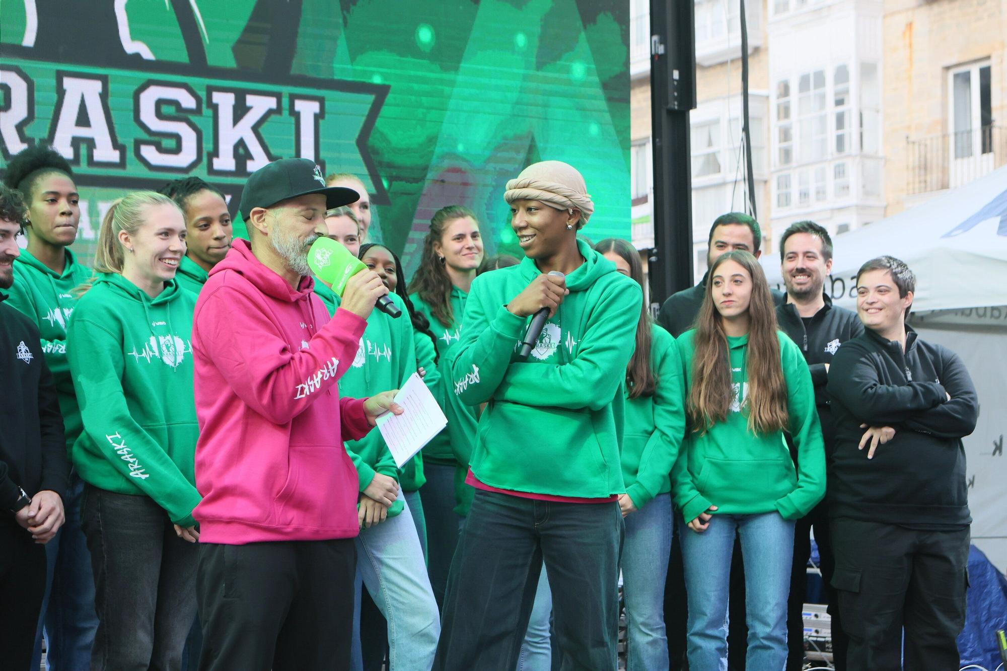 En imágenes: El Araski presenta su plantilla en la plaza de la Virgen Blanca