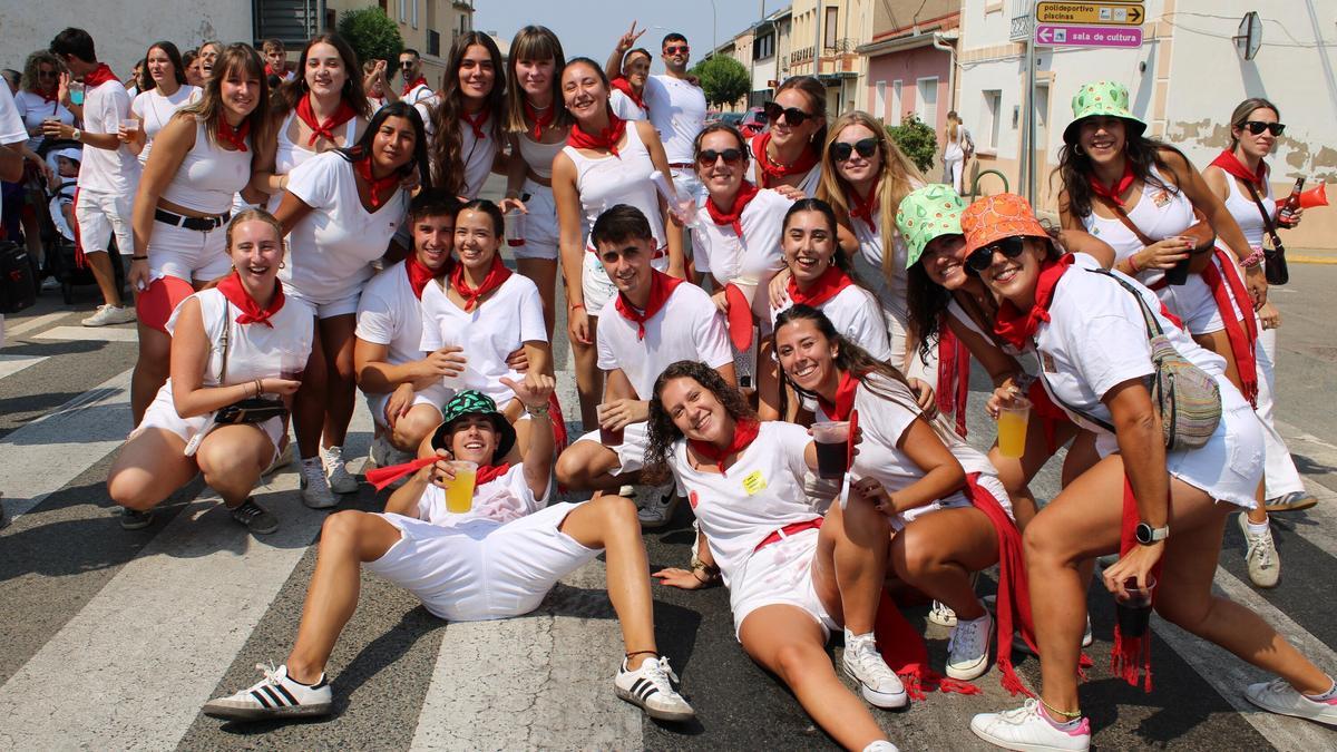 Joven cuadrilla disfruta del primer día de celebraciones.