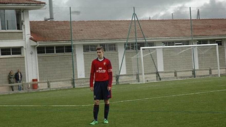 El joven Gabriel Lizarraga, perteneciente al equipo cadete A de Osasuna, en Tajonar.
