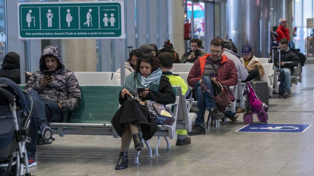 Usuarios en la estación de autobuses de Vitoria