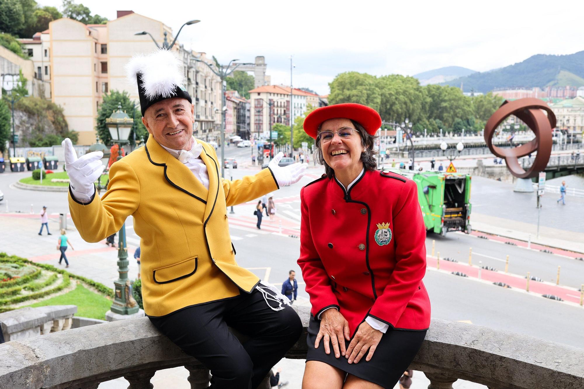 Francis Díez y Olatz Agirre en el balcón del Ayuntamiento