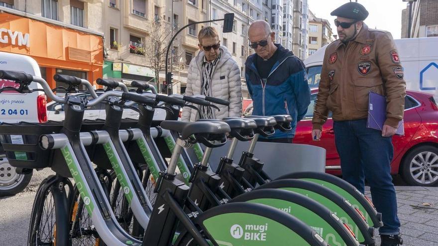 Crece el interés por el servicio de alquiler de bicis eléctricas que se afianza en un mes en Vitoria