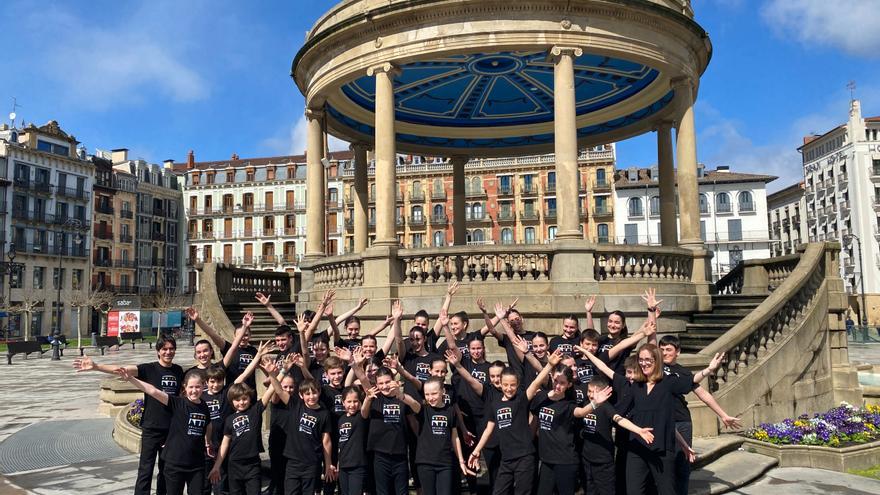 Gure ikastola, kantu eta dantza eraikitzen