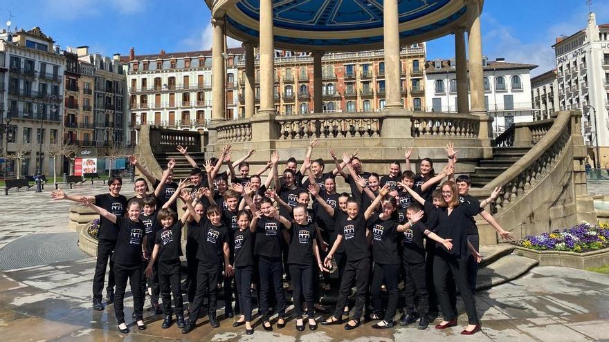 Gure ikastola, kantu eta dantza eraikitzen