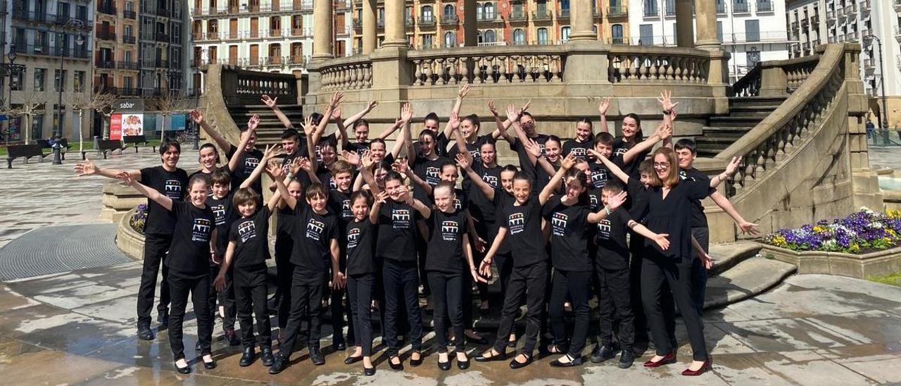 Gure ikastola, kantu eta dantza eraikitzen